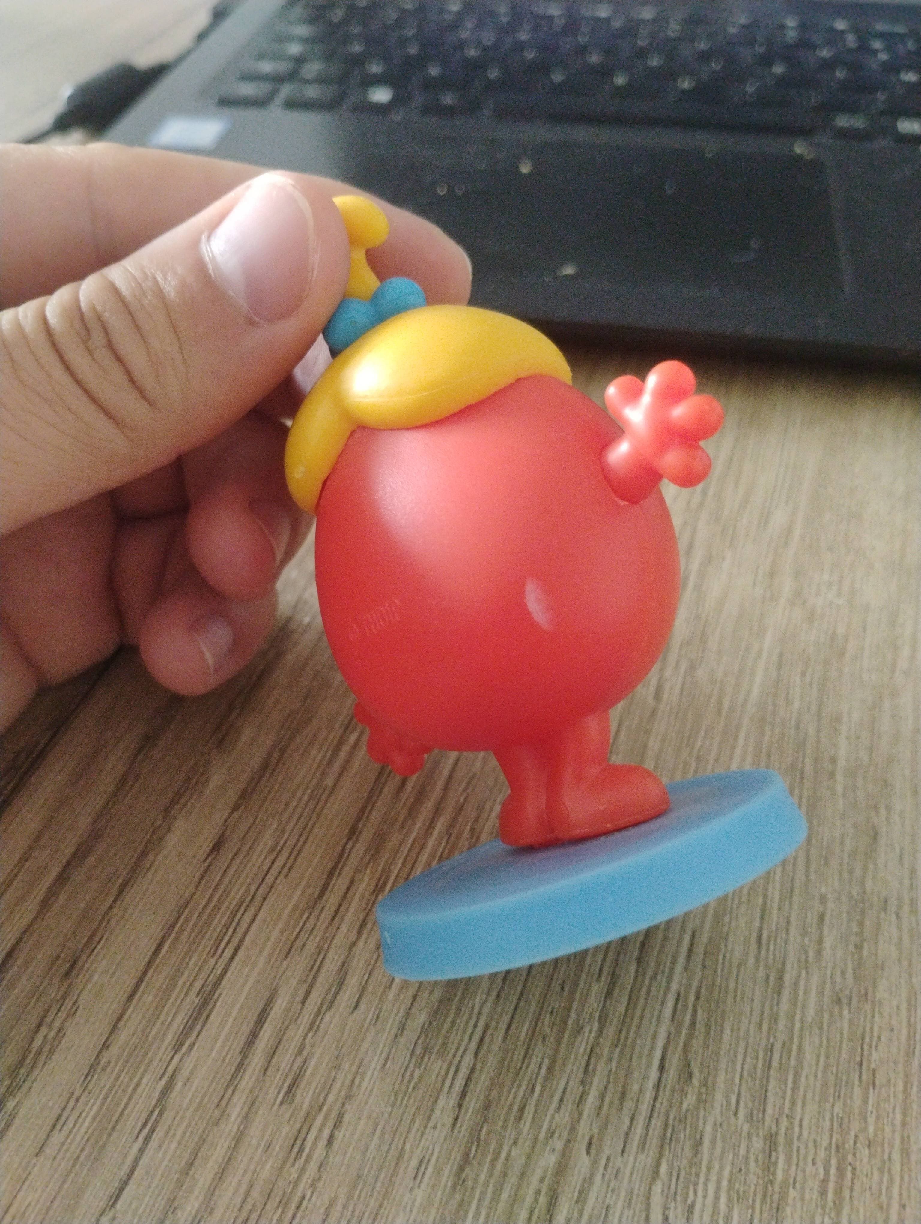 Figurine jouet colorée personnage rouge et jaune — photo 3