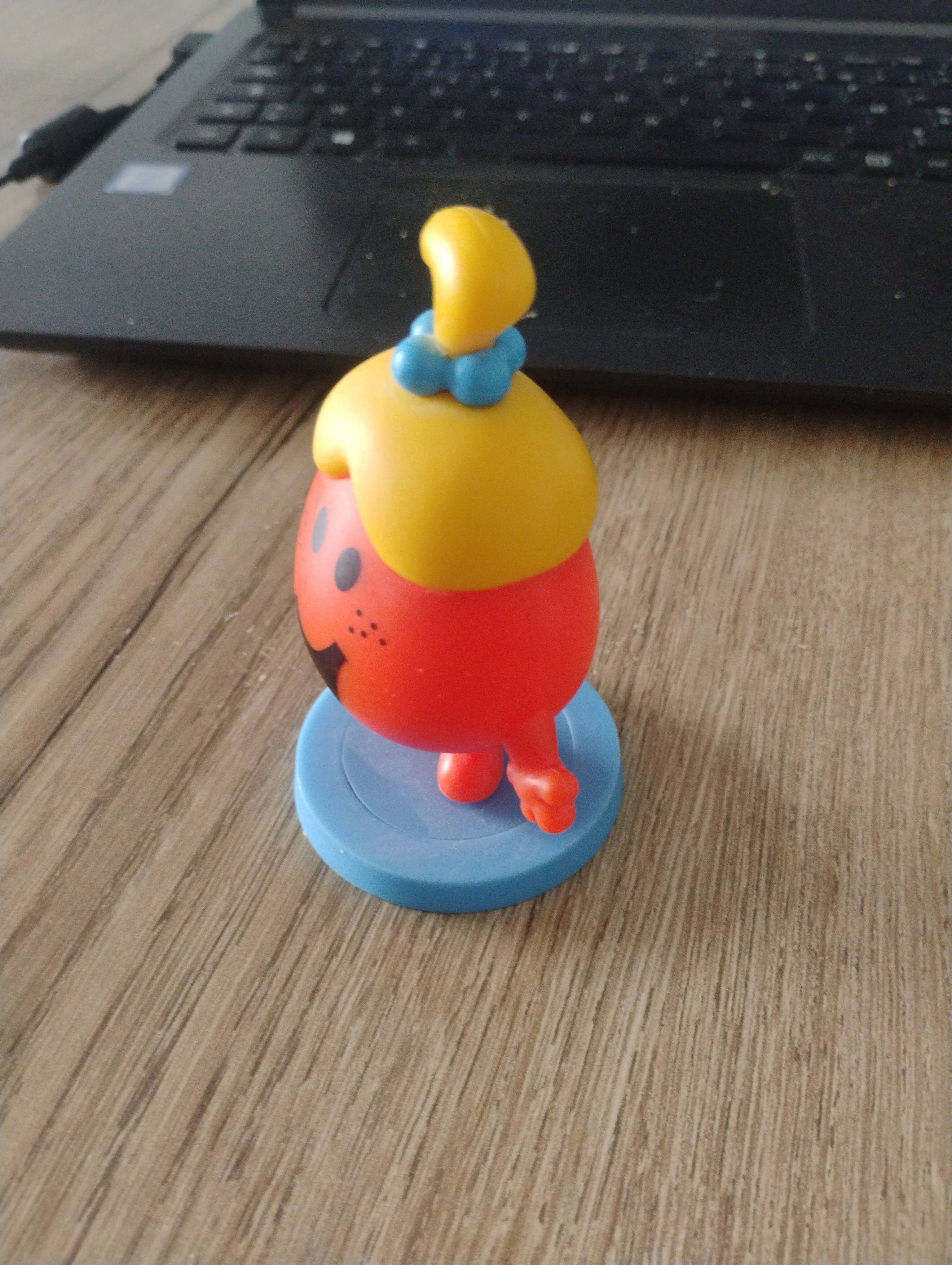 Figurine jouet colorée personnage rouge et jaune — photo 2
